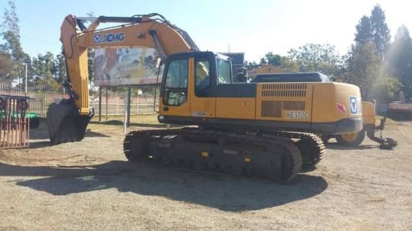 excavator for hire